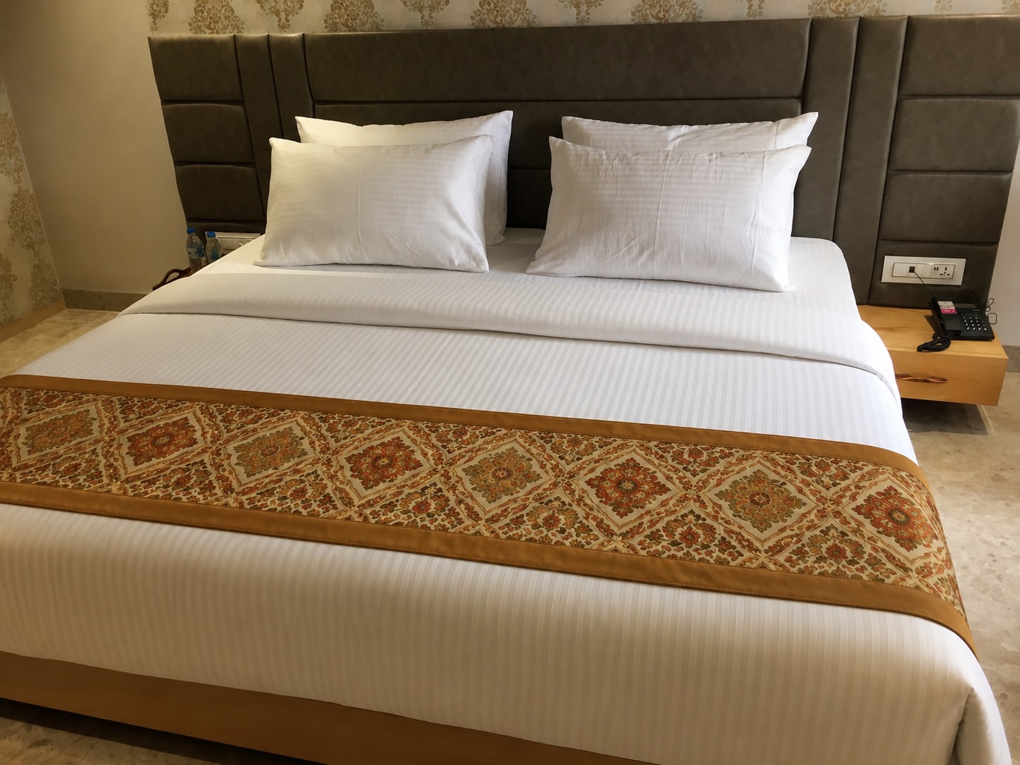 Hotel Bed Runner & Decorative Cushion Set